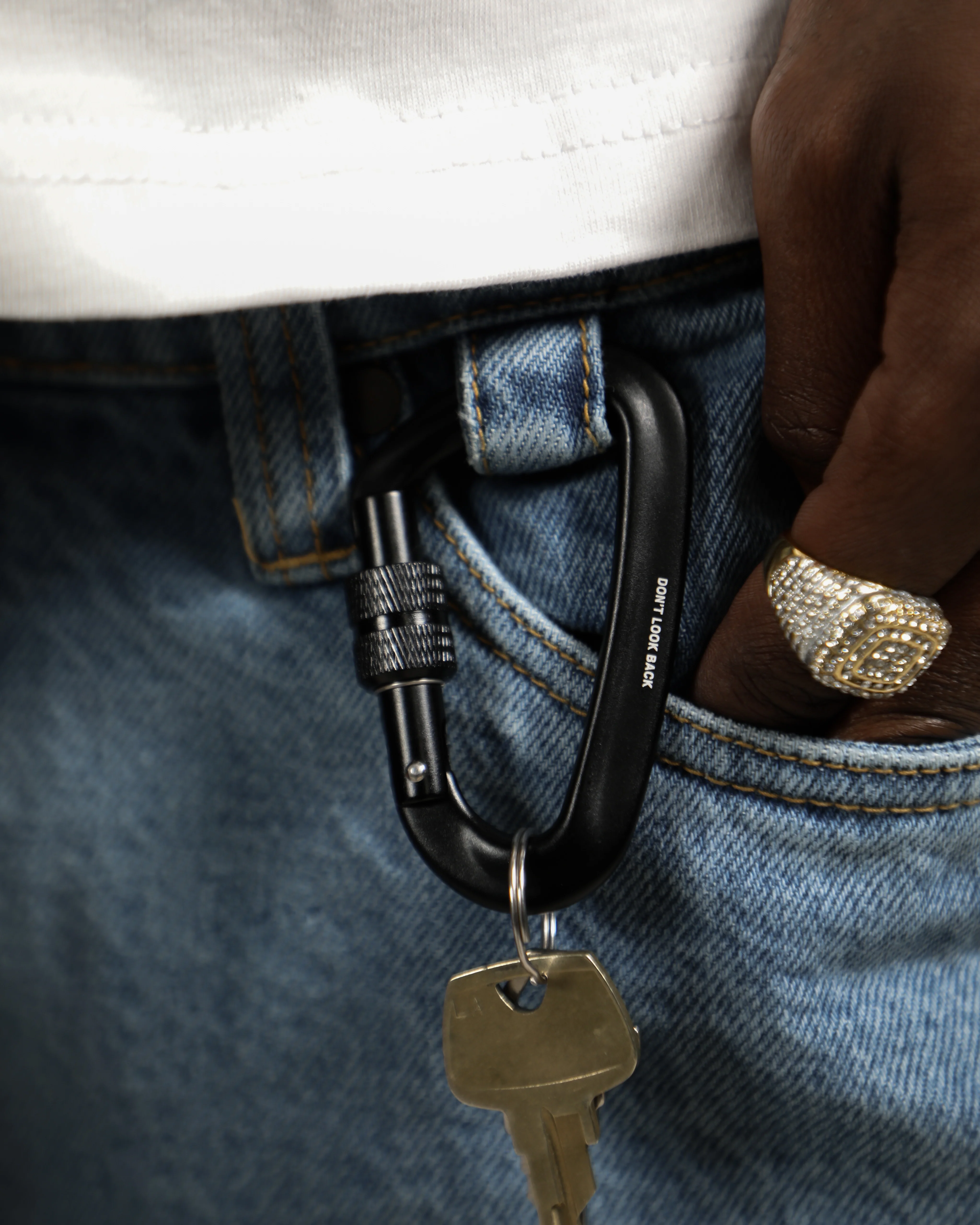 1677-hours-carabiner-black-2.webp Hours Carabiner - Black