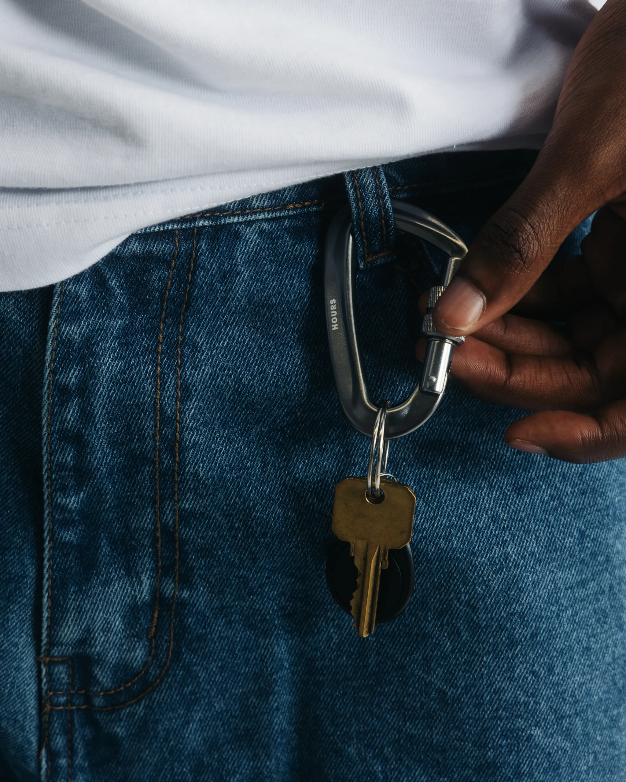 1680-hours-carabiner-steele-3.webp Hours Carabiner - Steele