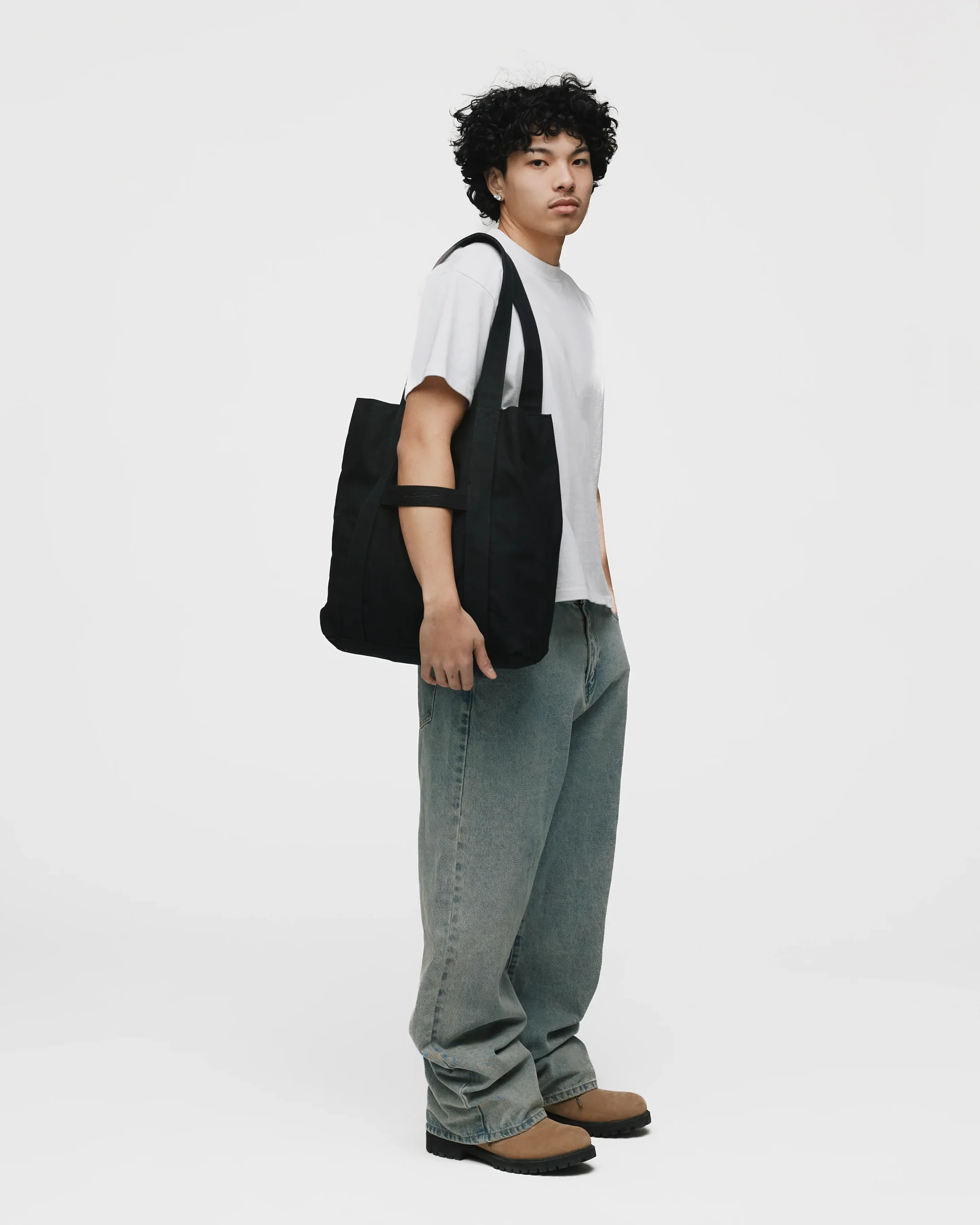 1904-oversized-tote-black-5.webp Oversized Tote - Black