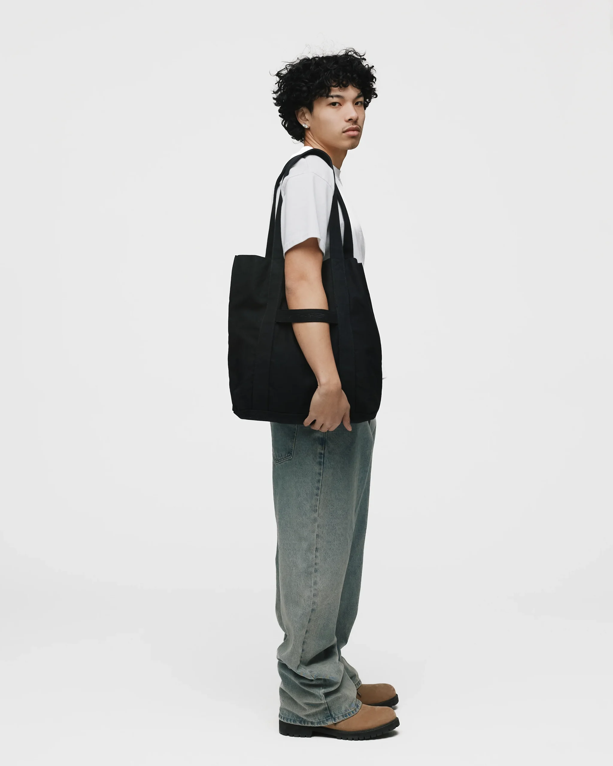 1904-oversized-tote-black-6.webp Oversized Tote - Black