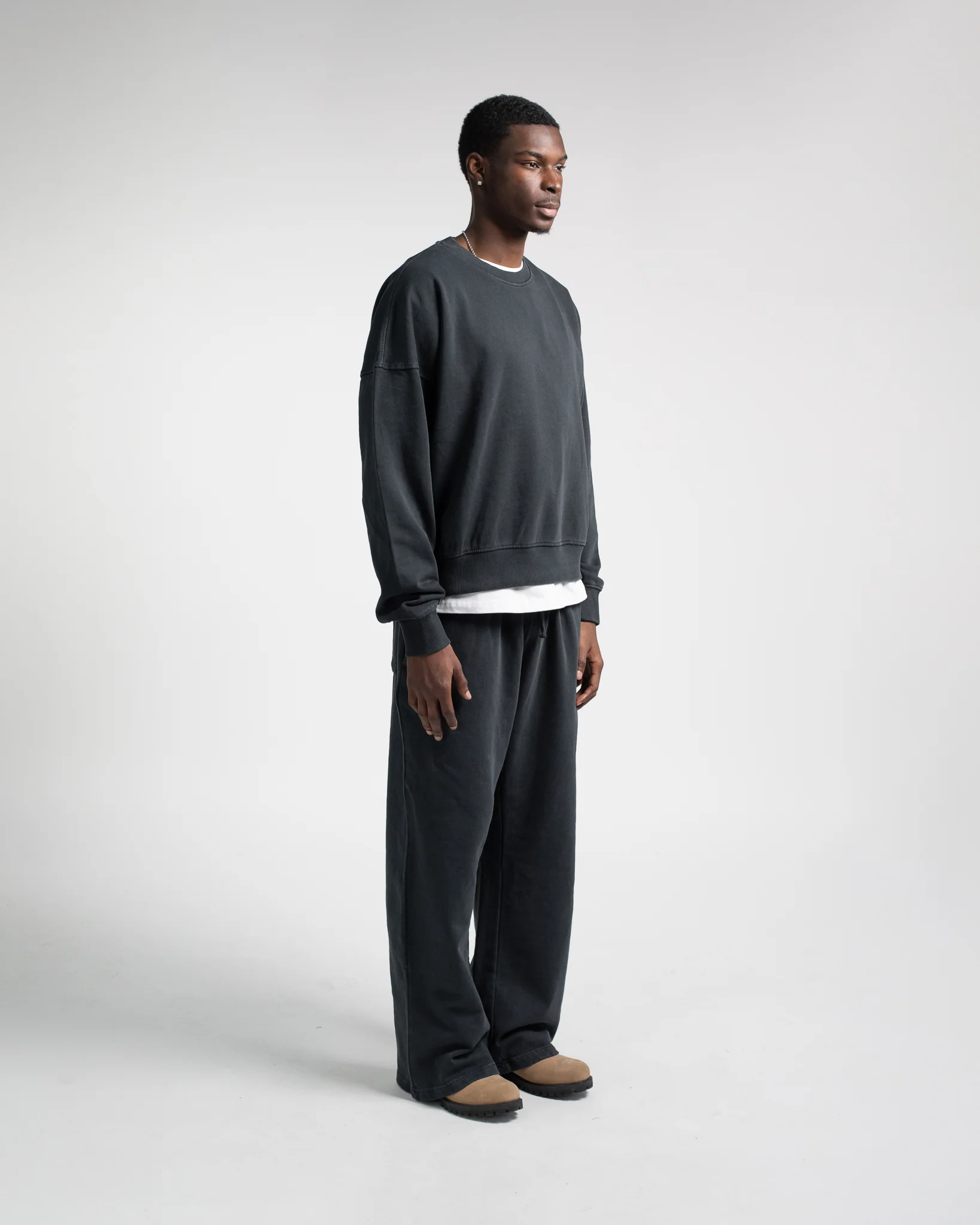 900-cropped-crewneck-vintage-black-2.webp Cropped Crewneck - Vintage Black