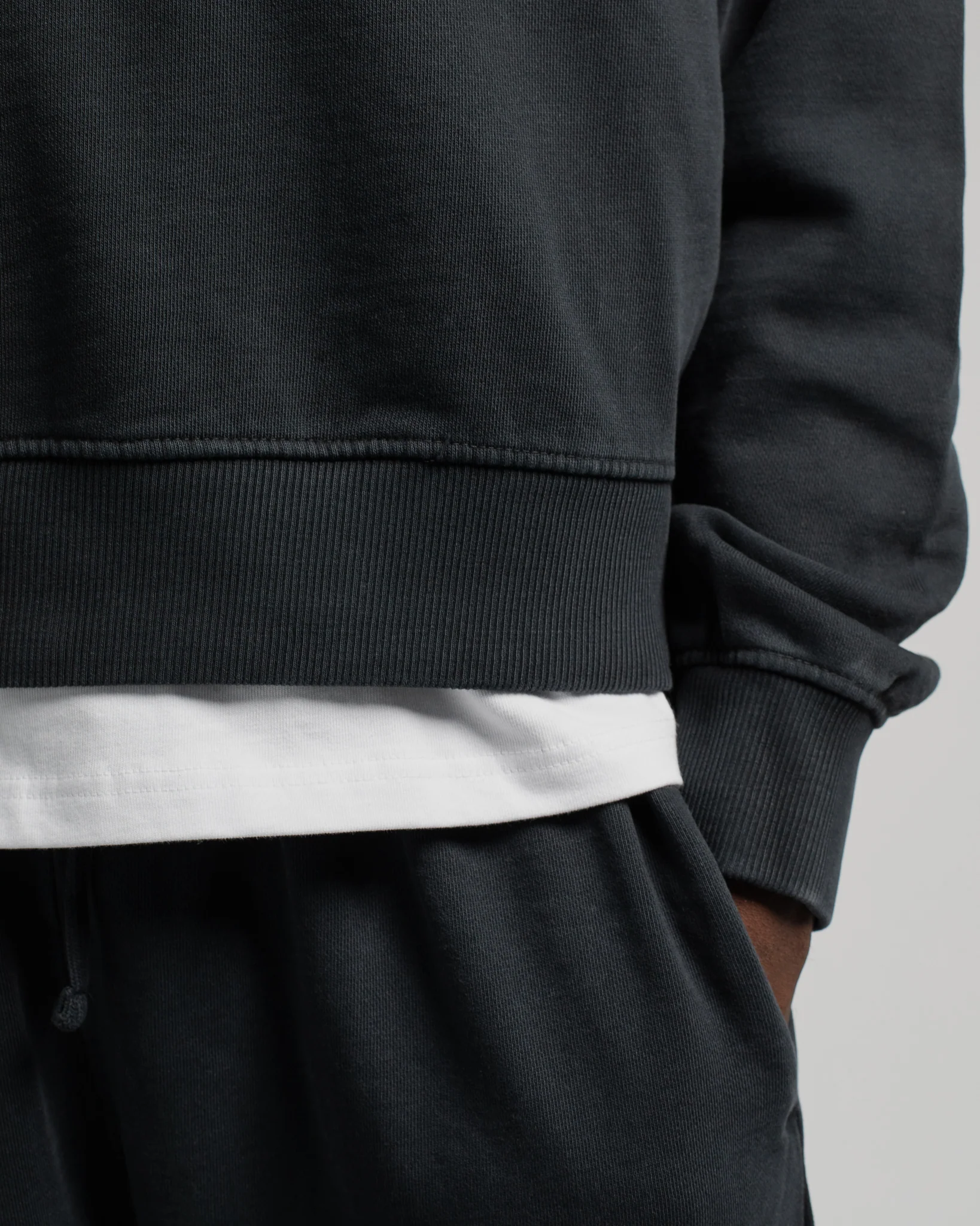 900-cropped-crewneck-vintage-black-3.webp Cropped Crewneck - Vintage Black