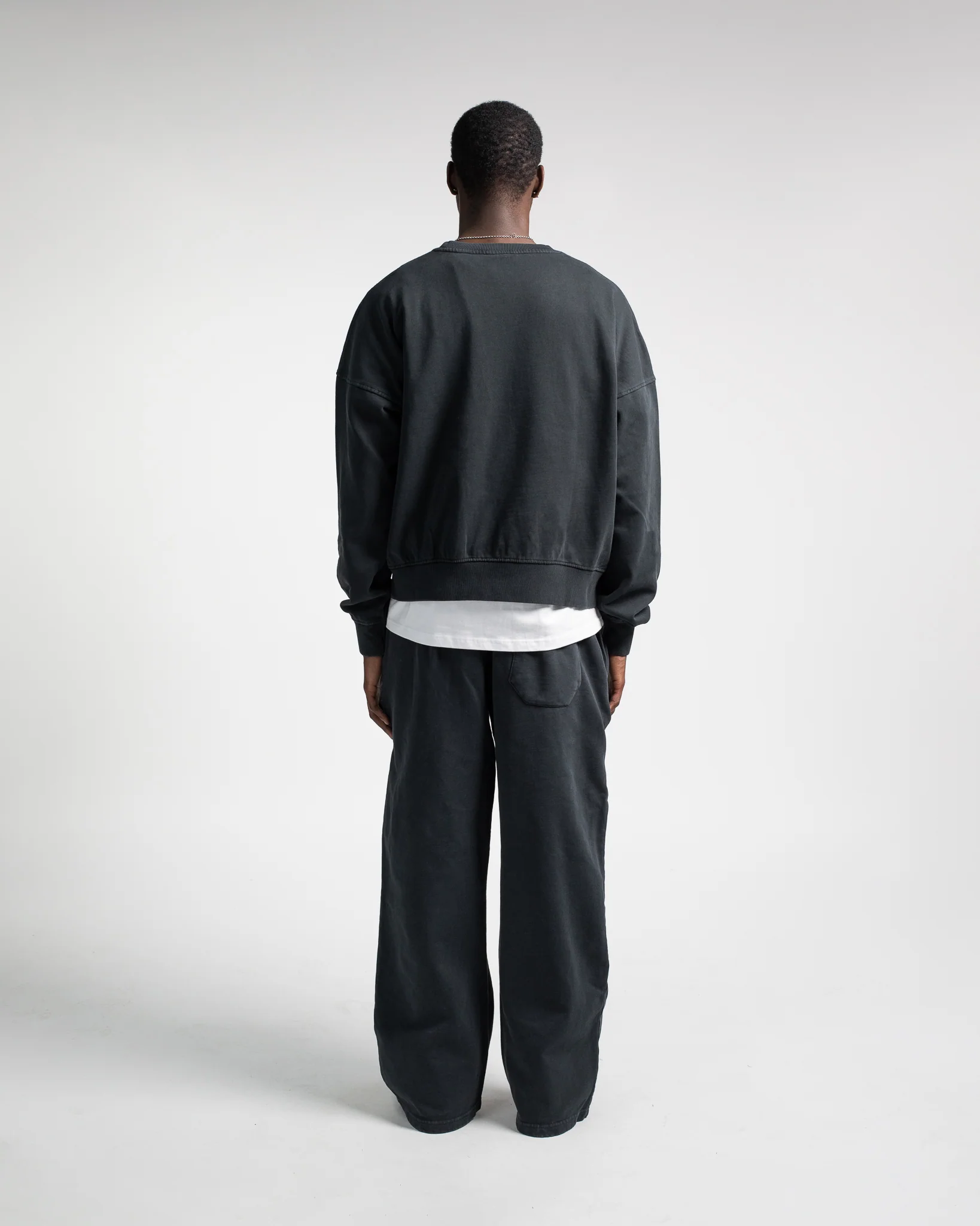 900-cropped-crewneck-vintage-black-4.webp Cropped Crewneck - Vintage Black