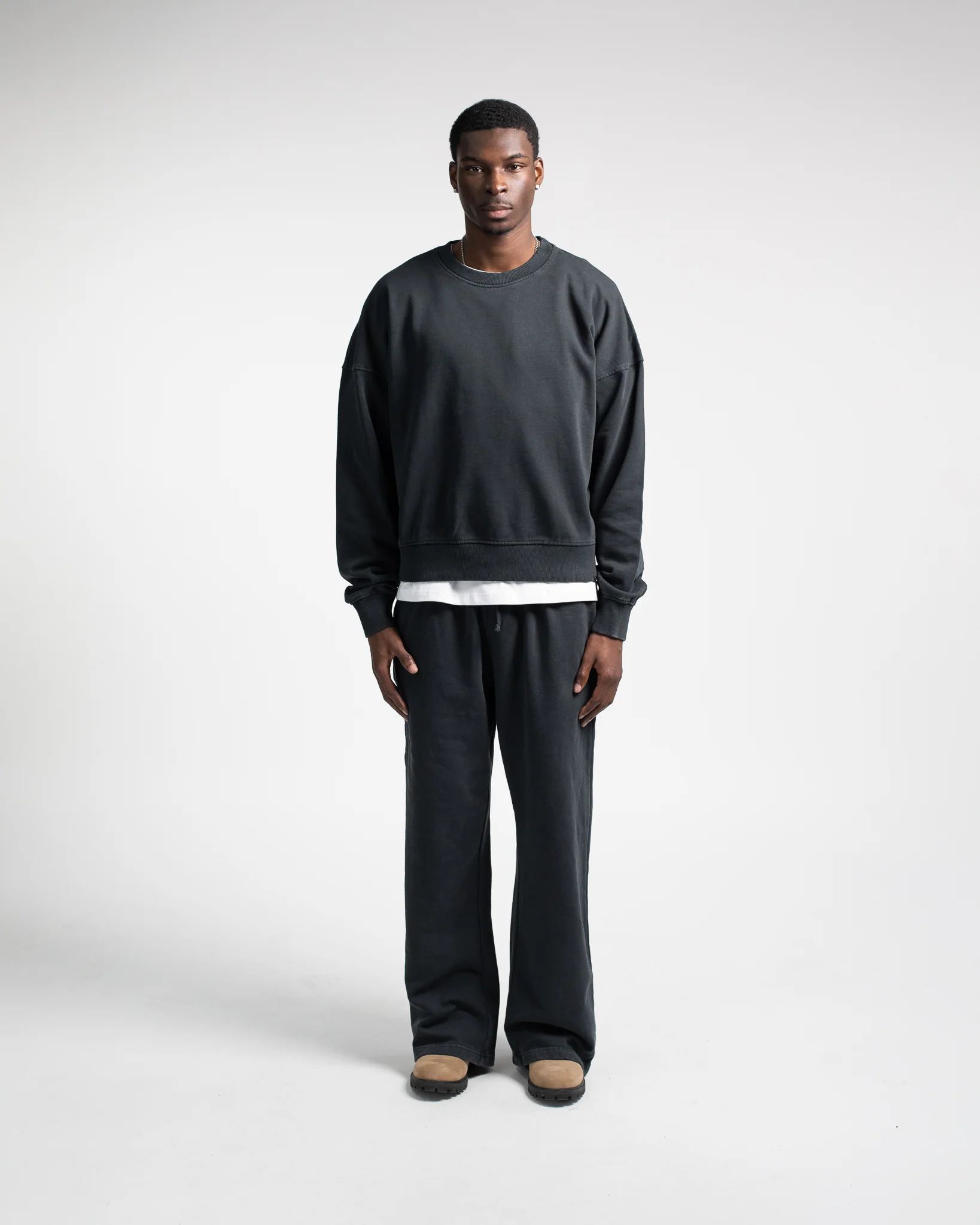 900-cropped-crewneck-vintage-black-5.webp Cropped Crewneck - Vintage Black