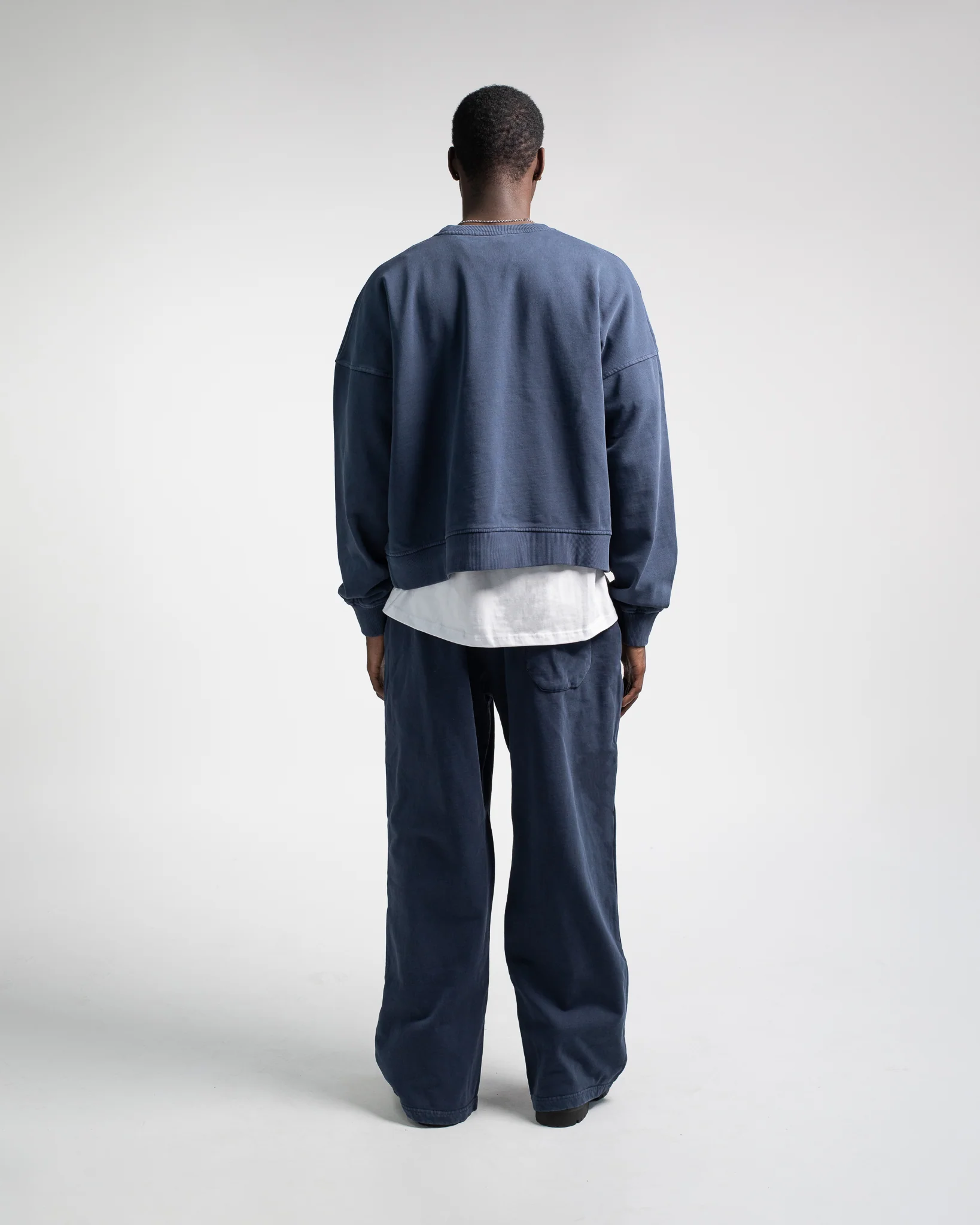 912-cropped-crewneck-vintage-navy-4.webp Cropped Crewneck - Vintage Navy